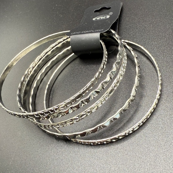 🚨3 for $16🚨 AT FASHION JEWELRY - Set of 5 Silver Tone Bangles - Picture 1 of 6